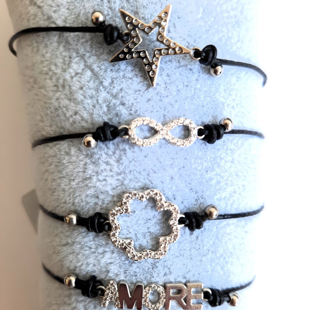 Assortiment de bracelets mots et symbôles