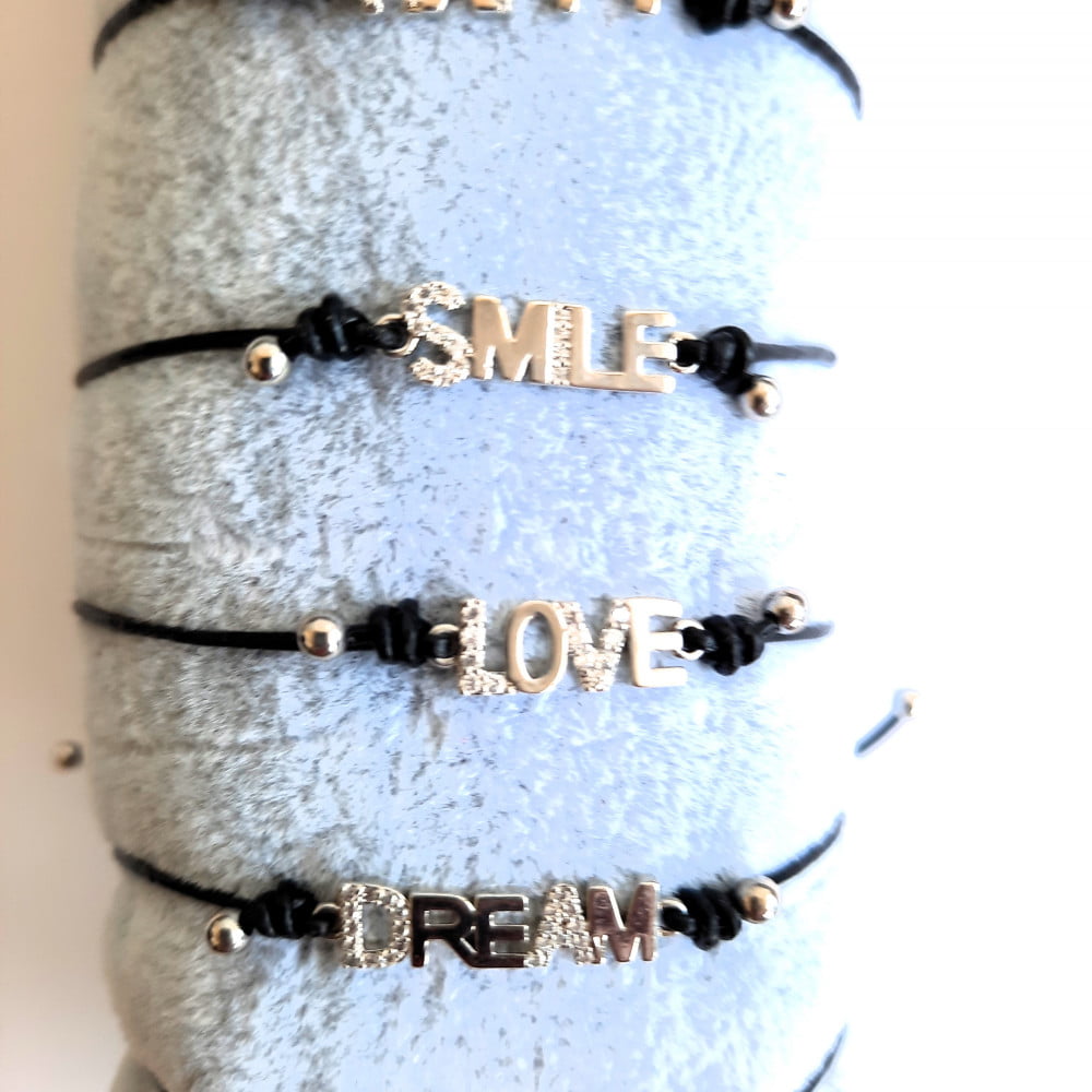 Assortiment de bracelets mots et symbôles