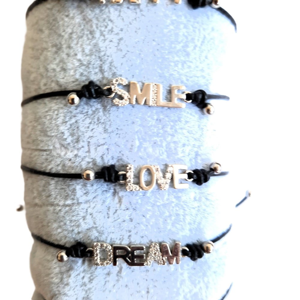 Assortiment de bracelets mots et symbôles