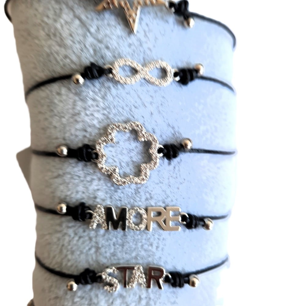 Assortiment de bracelets mots et symbôles