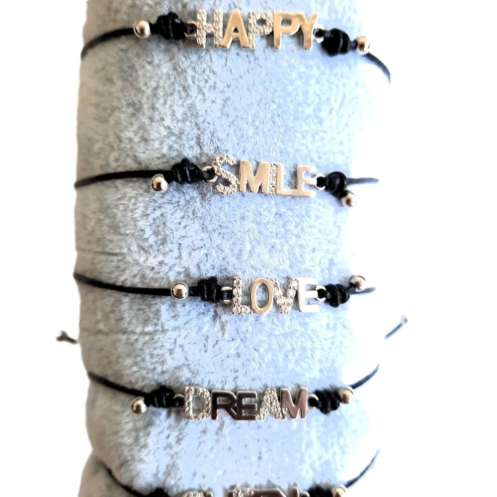Assortiment de bracelets mots et symbôles