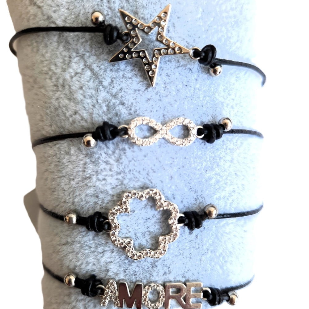 Assortiment de bracelets mots et symbôles